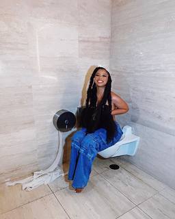 Chloe Bailey feet photo thumbnail