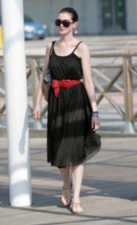 Anne Hathaway feet photo thumbnail