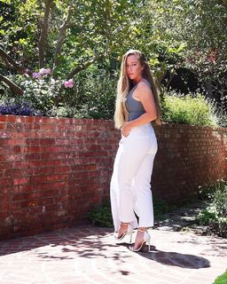 Kendra Wilkinson feet photo thumbnail
