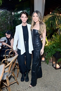 Hailee Steinfeld feet photo thumbnail