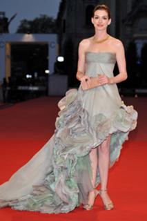 Anne Hathaway feet photo thumbnail
