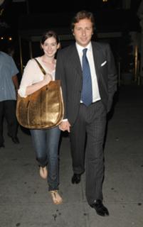 Anne Hathaway feet photo thumbnail