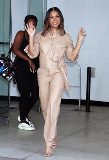 Regina Hall feet photo thumbnail