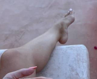 Rosie Huntington-Whiteley feet photo thumbnail