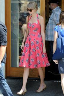 Taylor Swift feet photo thumbnail