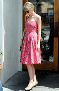 Taylor Swift feet photo thumbnail