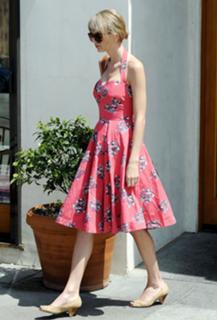 Taylor Swift feet photo thumbnail