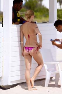 Michelle Hunziker feet photo thumbnail