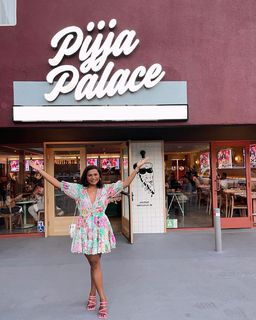 Mindy Kaling feet photo thumbnail