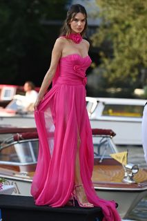 Alessandra Ambrosio feet photo thumbnail