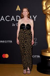 Julianne Moore feet photo thumbnail