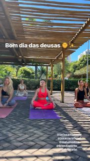 Larissa Manoela feet photo thumbnail