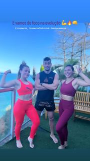 Larissa Manoela feet photo thumbnail