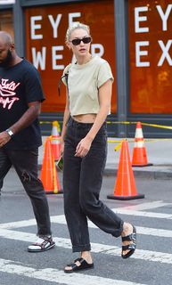 Gigi Hadid feet photo thumbnail