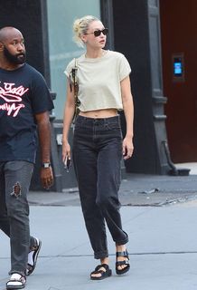 Gigi Hadid feet photo thumbnail