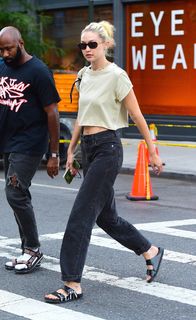 Gigi Hadid feet photo thumbnail