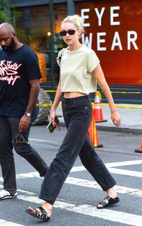 Gigi Hadid feet photo thumbnail