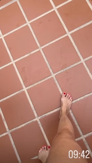 Daniela Katzenberger feet photo thumbnail