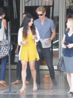 Vanessa Hudgens feet photo thumbnail