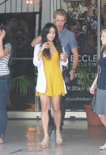 Vanessa Hudgens feet photo thumbnail