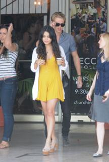 Vanessa Hudgens feet photo thumbnail
