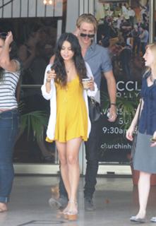 Vanessa Hudgens feet photo thumbnail