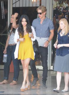Vanessa Hudgens feet photo thumbnail
