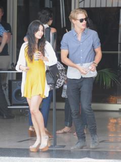 Vanessa Hudgens feet photo thumbnail