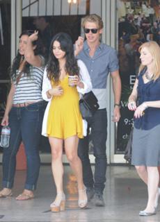 Vanessa Hudgens feet photo thumbnail