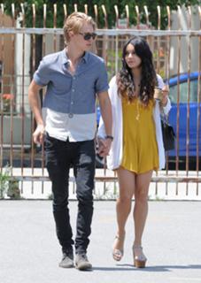 Vanessa Hudgens feet photo thumbnail