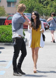 Vanessa Hudgens feet photo thumbnail