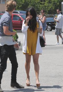Vanessa Hudgens feet photo thumbnail
