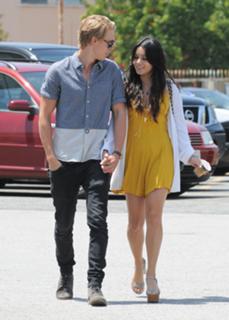 Vanessa Hudgens feet photo thumbnail