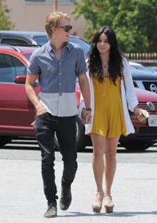 Vanessa Hudgens feet photo thumbnail