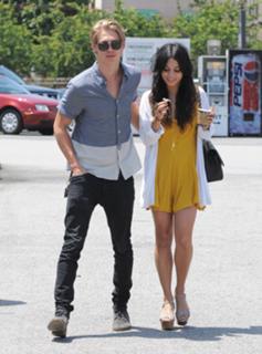 Vanessa Hudgens feet photo thumbnail