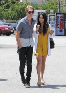 Vanessa Hudgens feet photo thumbnail