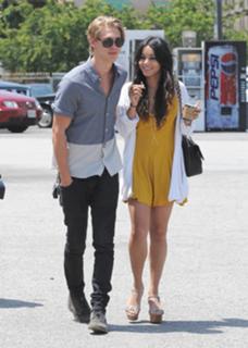 Vanessa Hudgens feet photo thumbnail