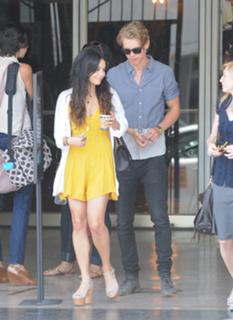 Vanessa Hudgens feet photo thumbnail