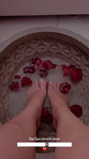 Larissa Manoela feet photo thumbnail