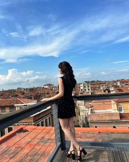 Rachel Brosnahan feet photo thumbnail