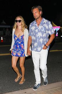 Heather Graham feet photo thumbnail