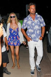 Heather Graham feet photo thumbnail