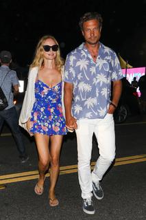 Heather Graham feet photo thumbnail