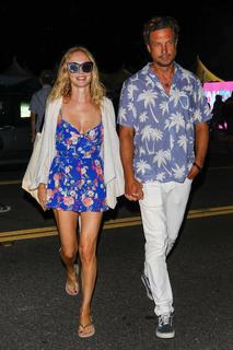 Heather Graham feet photo thumbnail