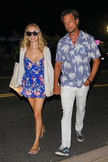 Heather Graham feet photo thumbnail
