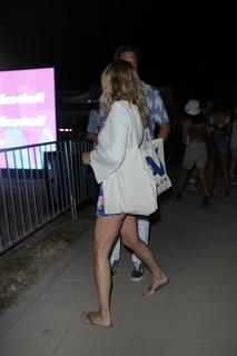 Heather Graham feet photo thumbnail