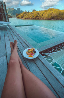 Valentina Vignali feet photo thumbnail
