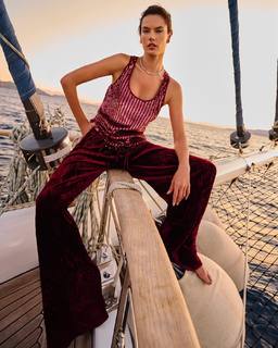 Alessandra Ambrosio feet photo thumbnail