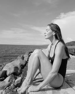 Michelle Monaghan feet photo thumbnail