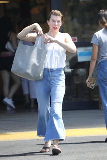 Milla Jovovich feet photo thumbnail